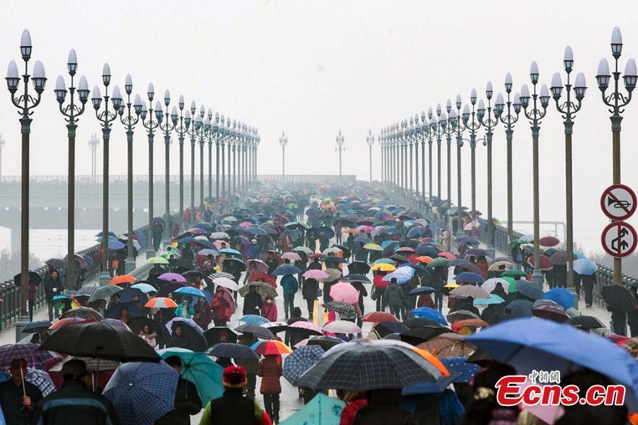 People visit the renovated Nanjing Yangtze River Bridge in Nanjing, capital of east China\'s Jiangsu Province, Dec. 26, 2018. Built half a century ago, the Nanjing Yangtze River Bridge is China\'s first double-decked road-rail truss bridge. It was reopened on Wednesday after a renovation of over two years. (Photo: China News Service/Yang Bo)