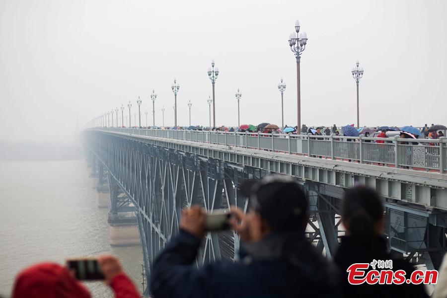 People visit the renovated Nanjing Yangtze River Bridge in Nanjing, capital of east China\'s Jiangsu Province, Dec. 26, 2018. Built half a century ago, the Nanjing Yangtze River Bridge is China\'s first double-decked road-rail truss bridge. It was reopened on Wednesday after a renovation of over two years. (Photo: China News Service/Yang Bo)
