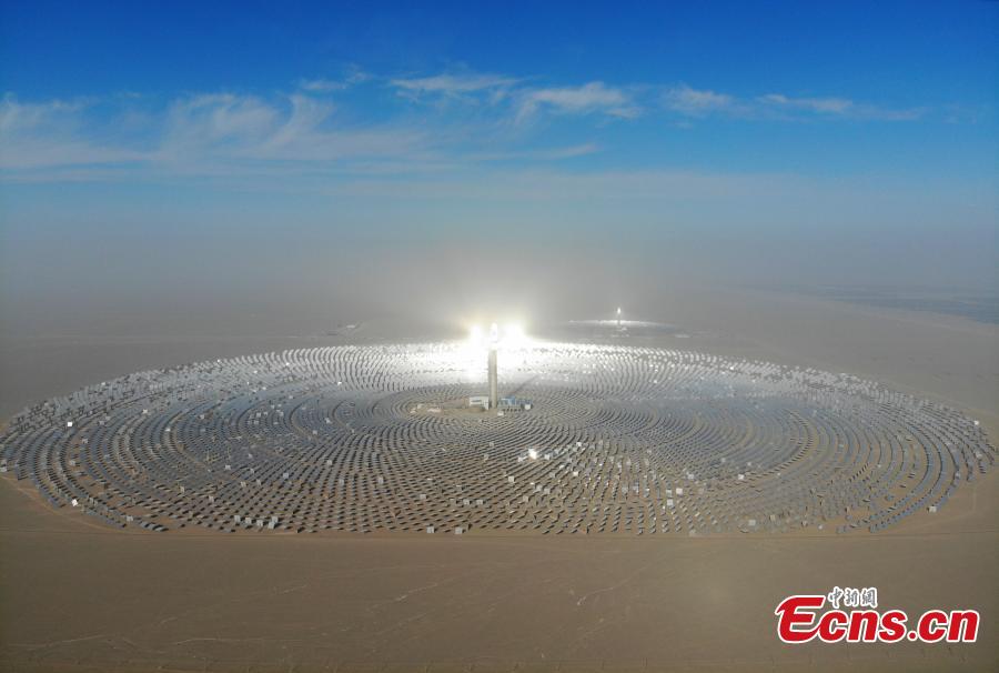 A view of a 100-megawatt molten-salt solar thermal power plant in Dunhuang City, Northwest China\'s Gansu Province, Dec. 26, 2018. The plant is powered by 12,000 mirrors that concentrate sunlight onto a receiver at the top of a solar tower, 260 meters high. The heat collected is used to create steam that turns a turbine and generator, as at a traditional thermal power plant. The molten salt can also be stored and used to generate power on demand, even at night. (Photo: China News Service/Yang Yanmin)