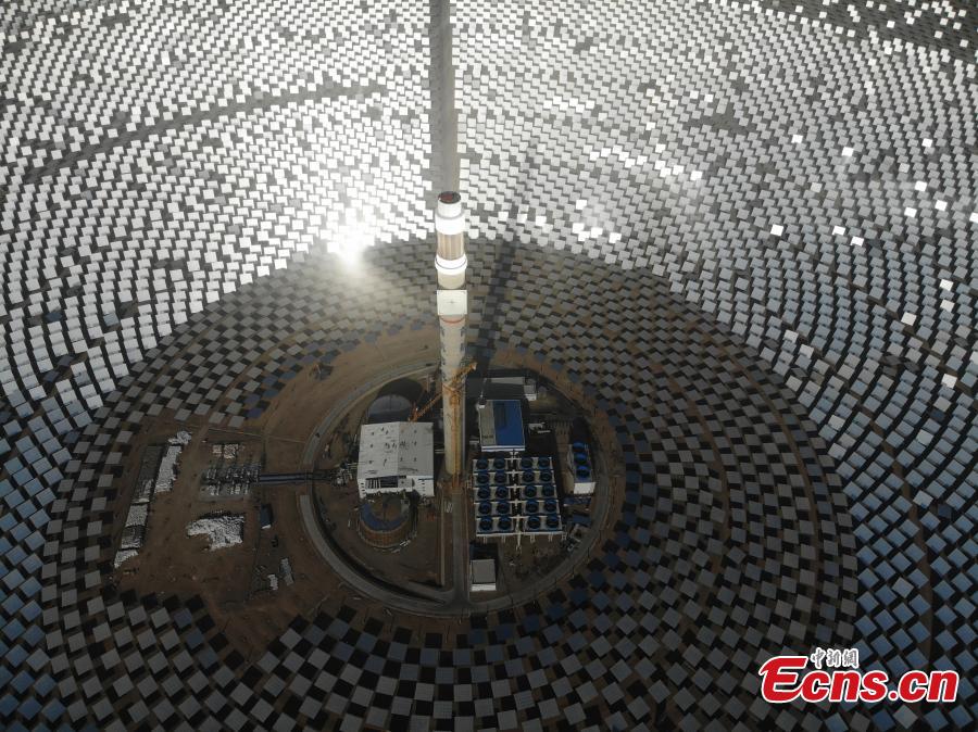 A view of a 100-megawatt molten-salt solar thermal power plant in Dunhuang City, Northwest China\'s Gansu Province, Dec. 26, 2018. The plant is powered by 12,000 mirrors that concentrate sunlight onto a receiver at the top of a solar tower, 260 meters high. The heat collected is used to create steam that turns a turbine and generator, as at a traditional thermal power plant. The molten salt can also be stored and used to generate power on demand, even at night. (Photo: China News Service/Yang Yanmin)