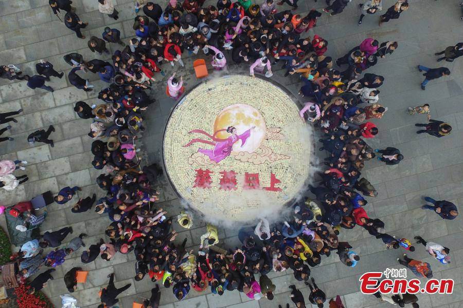 A steamer measuring eight meters in diameter and weighing two tons is used to cook sponge cake at a scenic area in Yichun City, East China\'s Jiangxi Province, Dec. 27, 2018. More than 88,000 pieces of cake were made and offered to tourists for free, along with wishes for success. The number 8 is considered lucky in Chinese culture because the pronunciation of \'eight\' in Mandarin Chinese is close to that of the phrase meaning \'to make a fortune\'. (Photo: China News Service/Chen Fei)