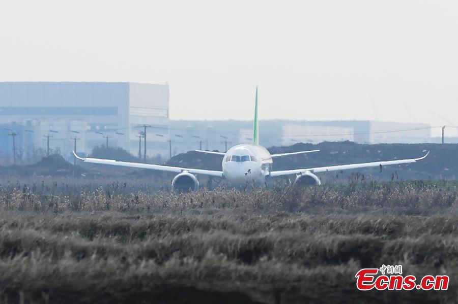 China\'s domestically developed C919 passenger jet is seen during a test flight at Pudong International Airport in Shanghai, Dec. 28, 2018. The third C919 plane, developed by the state-owned Commercial Aircraft Corp. of China (COMAC), took a test flight at the busy airport\'s 4th runway. (Photo: China News Service/Yin Liqin)