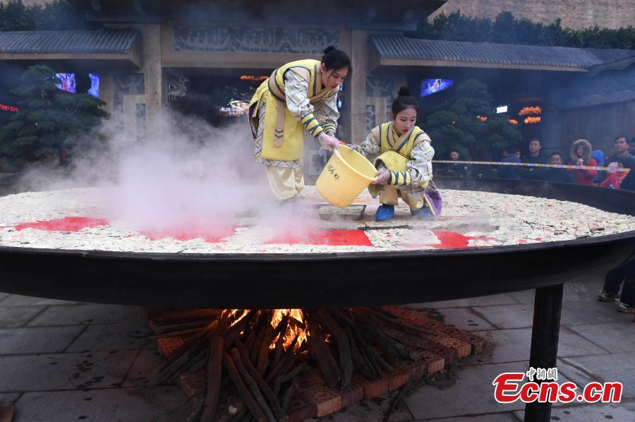 A steamer measuring eight meters in diameter and weighing two tons is used to cook sponge cake at a scenic area in Yichun City, East China\'s Jiangxi Province, Dec. 27, 2018. More than 88,000 pieces of cake were made and offered to tourists for free, along with wishes for success. The number 8 is considered lucky in Chinese culture because the pronunciation of \'eight\' in Mandarin Chinese is close to that of the phrase meaning \'to make a fortune\'. (Photo: China News Service/Chen Fei)