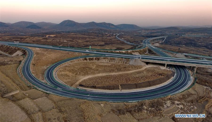 Photo taken on Dec. 17, 2018 shows the junction of Taihang Mountain expressway and Xingtai-Fenyang expressway in north China\'s Hebei Province. The Taihang Mountain expressway linking Hebei with Beijing started operation Friday. The expressway, with a total length of 650 km, connects Hebei\'s mountainous region with the capital and its neighboring provinces including Shanxi and Henan, benefiting a total of 7.4 million people living in the mountainous areas. (Xinhua/Yang Shiyao)