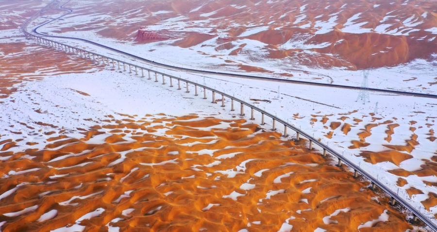 The Shashangou Railway Bridge is located in the Kumtag Desert in Gansu Province. (Photos by Ma Lu for chinadaily.com.cn)