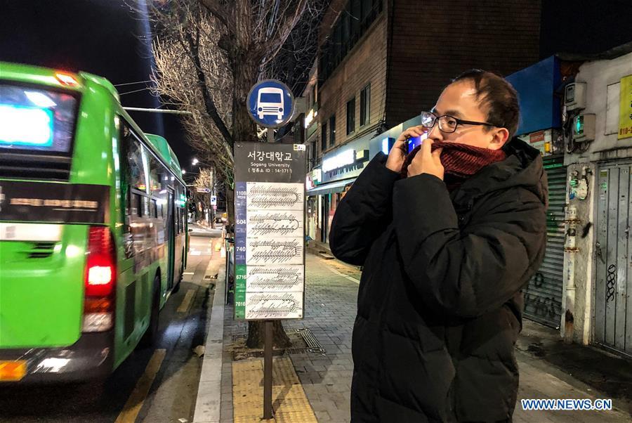 A man makes a phonecall at a bus station in Seoul, South Korea, Dec. 28, 2018. A cold wave hit the country on Friday, dipping Seoul\'s temperature to minus 19.3 degrees Celsius. (Xinhua/Wang Jingqiang)