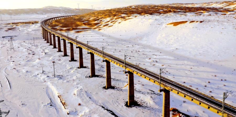 The Shashangou Railway Bridge is located in the Kumtag Desert in Gansu Province. (Photos by Ma Lu for chinadaily.com.cn)