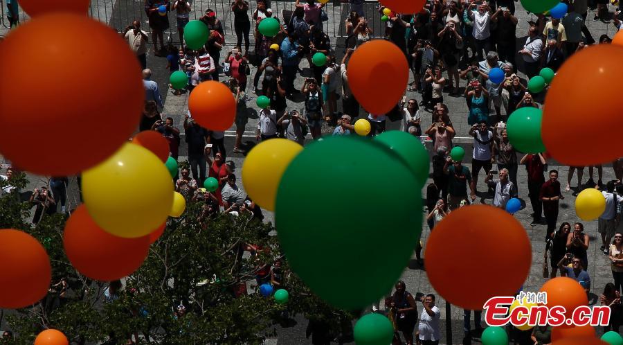 Crowds watch as 50,000 biodegradable balloons are released at Patio do Colegio, the site of Sao Paulo\'s 1544 foundation, Brazil, Dec. 28, 2018. Workers of the city\'s Commercial Association began releasing balloons in 1992 in what has now turned into a tradition to celebrate the new year. (Photo/Agencies)