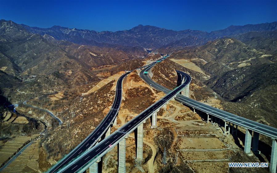 Photo taken on Dec. 25, 2018 shows the junction of Laiqu section of Taihang Mountain expressway and Rongcheng-Wuhai expressway in north China\'s Hebei Province. The Taihang Mountain expressway linking Hebei with Beijing started operation Friday. The expressway, with a total length of 650 km, connects Hebei\'s mountainous region with the capital and its neighboring provinces including Shanxi and Henan, benefiting a total of 7.4 million people living in the mountainous areas. (Xinhua/Yang Shiyao)