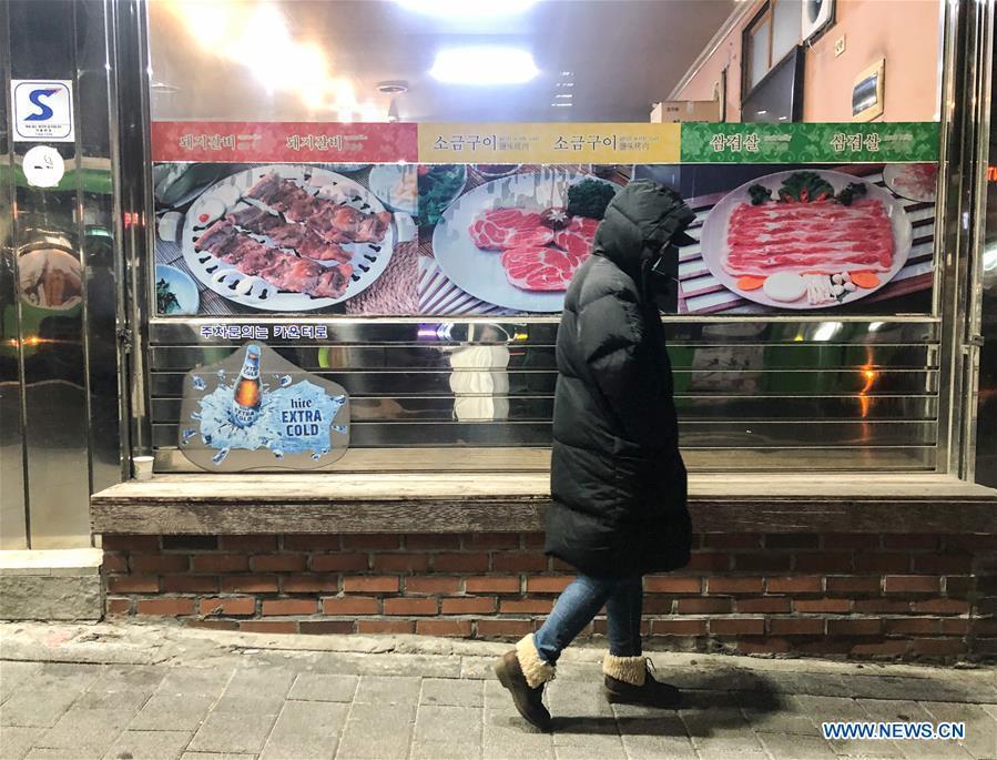 A pedestrian walks in street of Seoul, South Korea, Dec. 28, 2018. A cold wave hit the country on Friday, dipping Seoul\'s temperature to minus 19.3 degrees Celsius. (Xinhua/Wang Jingqiang)