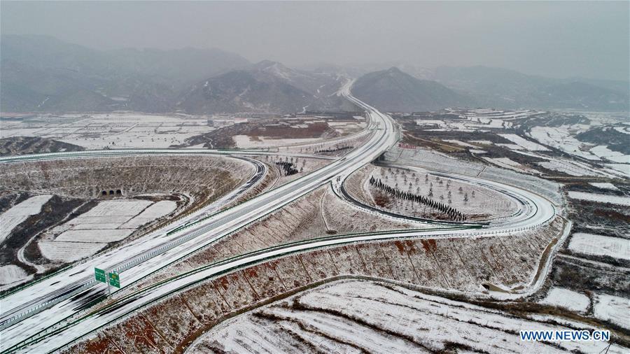 Photo taken on Dec. 27, 2018 shows the Taihang Mountain expressway in Shahe City, north China\'s Hebei Province. The Taihang Mountain expressway linking Hebei with Beijing started operation Friday. The expressway, with a total length of 650 km, connects Hebei\'s mountainous region with the capital and its neighboring provinces including Shanxi and Henan, benefiting a total of 7.4 million people living in the mountainous areas. (Xinhua/Yang Shiyao)