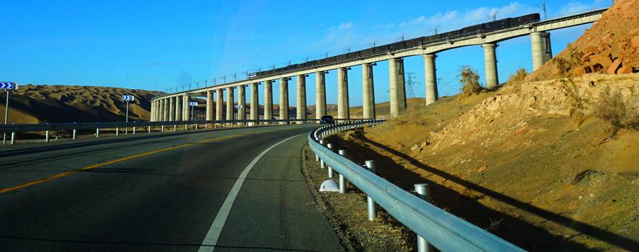 The bridge seen from below.  (Photos by Ma Lu for chinadaily.com.cn)