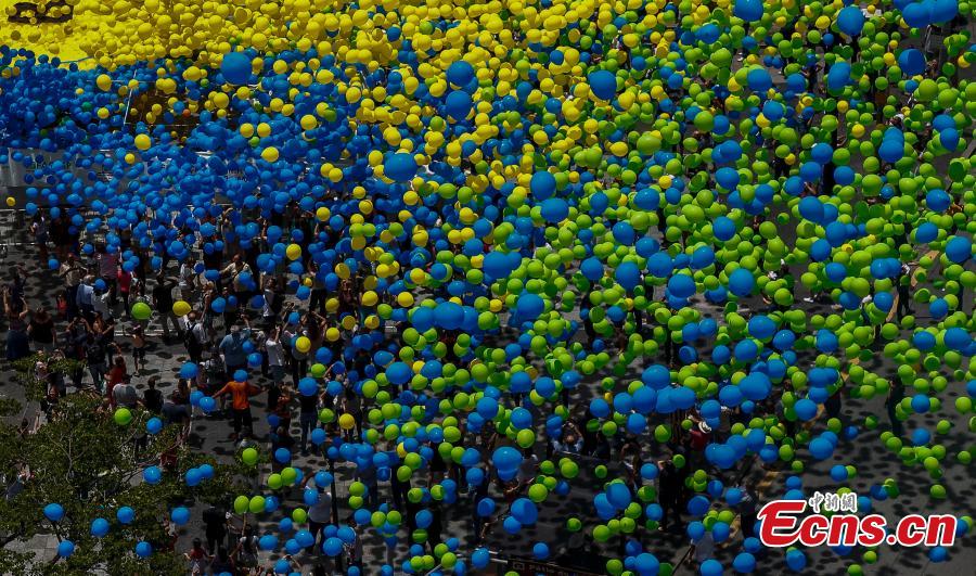 Crowds watch as 50,000 biodegradable balloons are released at Patio do Colegio, the site of Sao Paulo\'s 1544 foundation, Brazil, Dec. 28, 2018. Workers of the city\'s Commercial Association began releasing balloons in 1992 in what has now turned into a tradition to celebrate the new year. (Photo/Agencies)