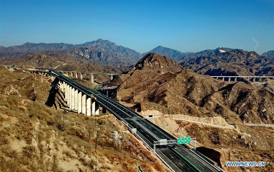 Photo taken on Dec. 25, 2018 shows the junction of Laiqu section of Taihang Mountain expressway and Rongcheng-Wuhai expressway in north China\'s Hebei Province. The Taihang Mountain expressway linking Hebei with Beijing started operation Friday. The expressway, with a total length of 650 km, connects Hebei\'s mountainous region with the capital and its neighboring provinces including Shanxi and Henan, benefiting a total of 7.4 million people living in the mountainous areas. (Xinhua/Yang Shiyao)