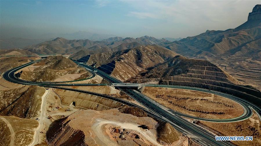 Photo taken on Dec. 25, 2018 shows the junction of Laiqu section of Taihang Mountain expressway and Baoding-Fuping expressway in north China\'s Hebei Province. The Taihang Mountain expressway linking Hebei with Beijing started operation Friday. The expressway, with a total length of 650 km, connects Hebei\'s mountainous region with the capital and its neighboring provinces including Shanxi and Henan, benefiting a total of 7.4 million people living in the mountainous areas. (Xinhua/Yang Shiyao)