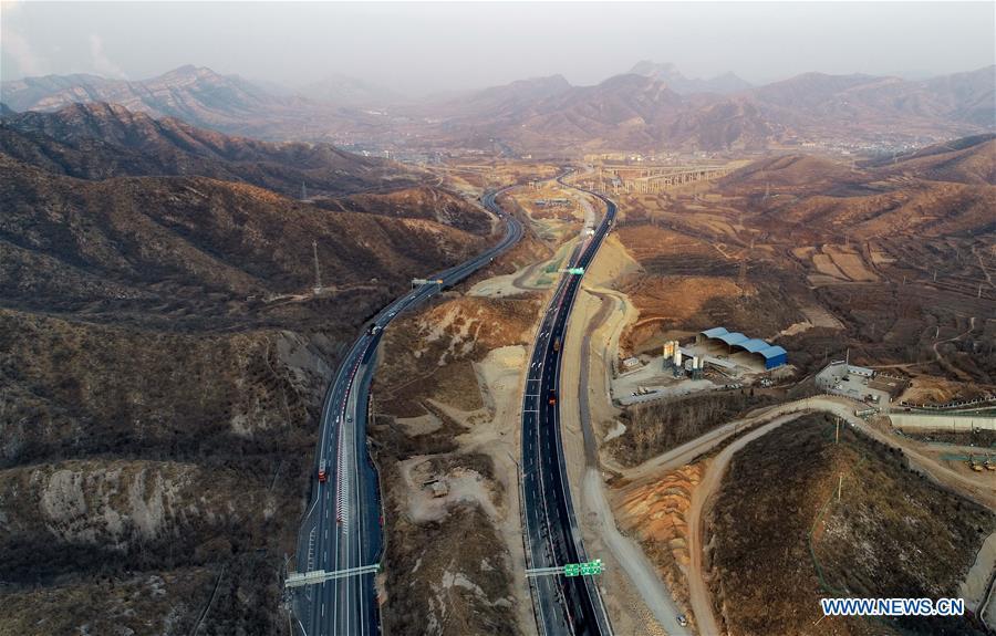 Photo taken on Dec. 26, 2018 shows the junction of Pingzan section of Taihang Mountain expressway and Shijiazhuang-Taiyuan expressway in north China\'s Hebei Province. The Taihang Mountain expressway linking Hebei with Beijing started operation Friday. The expressway, with a total length of 650 km, connects Hebei\'s mountainous region with the capital and its neighboring provinces including Shanxi and Henan, benefiting a total of 7.4 million people living in the mountainous areas. (Xinhua/Yang Shiyao)