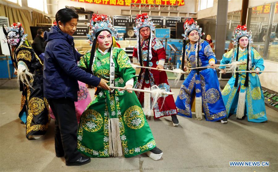 Jin opera actors perform during a dress rehearsal in Jingxing County, north China\'s Hebei Province, Dec. 28, 2018. Actors of the local Jin opera troupe are busy rehearsing for performances to greet the upcoming new year. (Xinhua/Zhang Xiuke)