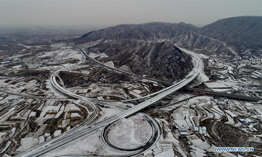 Photo taken on Dec. 27, 2018 shows the junction of Taihang Mountain expressway and Xingtai-Fenyang expressway in north China\'s Hebei Province. The Taihang Mountain expressway linking Hebei with Beijing started operation Friday. The expressway, with a total length of 650 km, connects Hebei\'s mountainous region with the capital and its neighboring provinces including Shanxi and Henan, benefiting a total of 7.4 million people living in the mountainous areas. (Xinhua/Yang Shiyao)