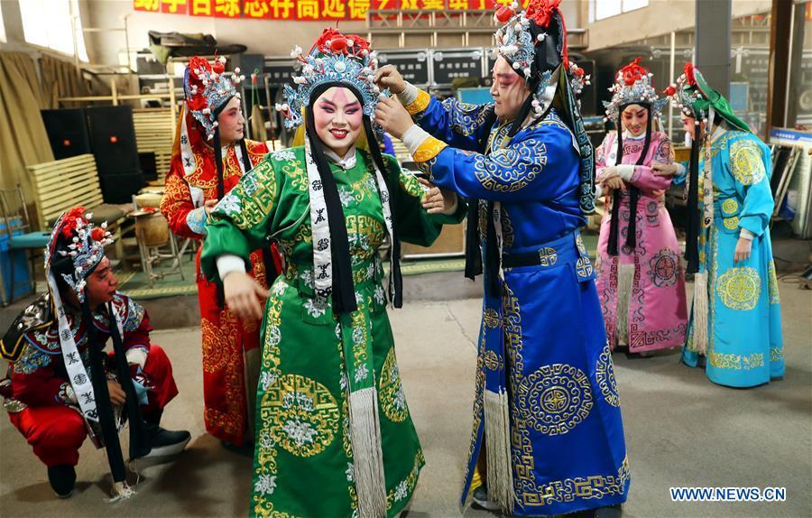 Jin opera actors rest during the break of a dress rehearsal in Jingxing County, north China\'s Hebei Province, Dec. 28, 2018. Actors of the local Jin opera troupe are busy rehearsing for performances to greet the upcoming new year. (Xinhua/Zhang Xiuke)