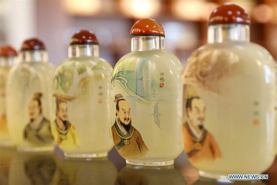 Photo taken on Dec. 28, 2018 shows inner painted snuff bottles created by teacher Yin Jianqing at Hebei College of Industry and Technology in Shijiazhuang, north China\'s Hebei Province, Dec. 28, 2018. The college takes intangible cultural heritages such as techniques of pyrograph and inner painting into school courses in recent years. (Xinhua/Liang Zidong)