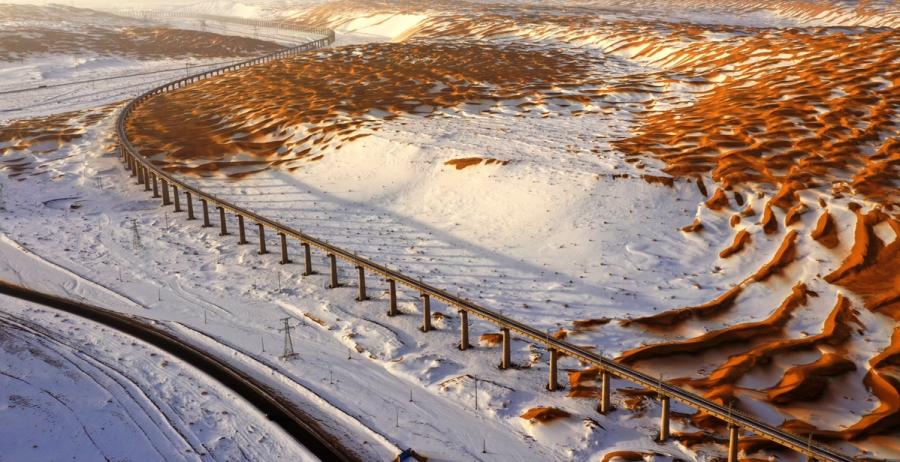 The Shashangou Railway Bridge in the Kumtag Desert, northwestern China\'s Gansu Province, has won the National Quality Engineering Award. (Photos by Ma Lu for chinadaily.com.cn)
The Shashangou Railway Bridge in the Kumtag Desert, northwestern China\'s Gansu Province, has won the National Quality Engineering Award.
Considered a major project for the Dunhuang-Golmud Railway, which links the city of Dunhuang in Gansu province with Golmud in Qinghai province, the bridge started construction in 2013 and was completed in 2015.
The construction was challenging, partly due to frequent sandstorms and significant temperature differences between day and night, according to China Railway Construction 11th Bureau Group, who built the bridge.
It was the first time that the method of pile foundation construction was carried out in China\'s desert.
