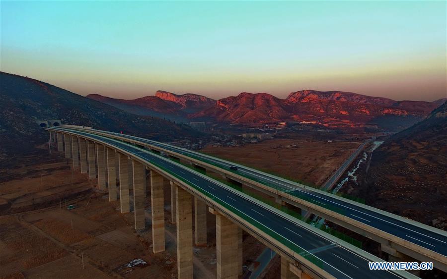 Photo taken on Dec. 17, 2018 shows the Taihang Mountain expressway in Xingtai, north China\'s Hebei Province. The Taihang Mountain expressway linking Hebei with Beijing started operation Friday. The expressway, with a total length of 650 km, connects Hebei\'s mountainous region with the capital and its neighboring provinces including Shanxi and Henan, benefiting a total of 7.4 million people living in the mountainous areas. (Xinhua/Yang Shiyao)