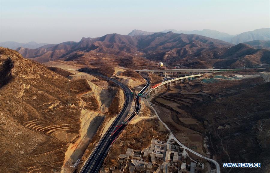 Photo taken on Dec. 26, 2018 shows the junction of Pingzan section of Taihang Mountain expressway and Shijiazhuang-Taiyuan expressway in north China\'s Hebei Province. The Taihang Mountain expressway linking Hebei with Beijing started operation Friday. The expressway, with a total length of 650 km, connects Hebei\'s mountainous region with the capital and its neighboring provinces including Shanxi and Henan, benefiting a total of 7.4 million people living in the mountainous areas. (Xinhua/Yang Shiyao)