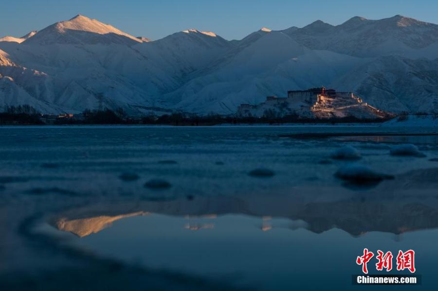 Photo shows the breathtaking winter scenery of Tibet. (Photo: China News Service/He Penglei)