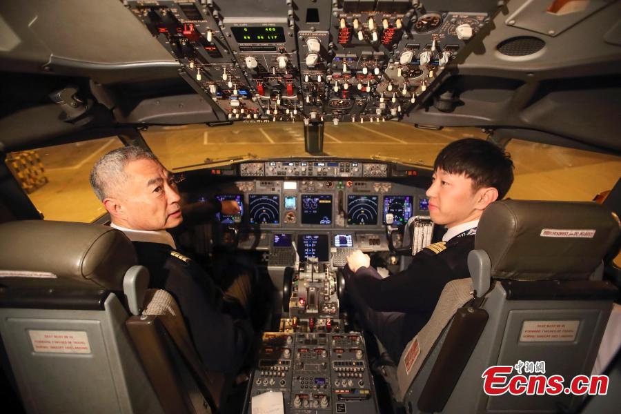 Veteran pilot Yang Jianxi coaches a new pilot born in 1992. Since starting his career in 1976, Yang has amassed more than 27,000 hours of total flight time with no errors on his record. In 2018, he was awarded the Outstanding Pilot medal by the Civil Aviation Administration of China, highest honor for a Chinese civil aviation pilot. (Photo: China News Service/Zhang Yun)