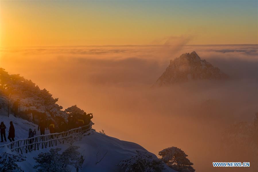 Photo taken on Dec. 31, 2018 shows the clouds seen at sunrise on the Huangshan Mountain in east China\'s Anhui Province. (Xinhua/Shui Congze)