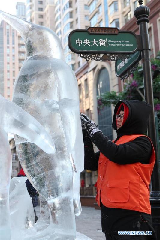 A contestant carves an ice sculpture on the Zhongyang Street during a national college ice sculpture competition in Harbin, capital of northeast China\'s Heilongjiang Province, Jan. 2, 2019. (Xinhua/Cao Jiyang)
