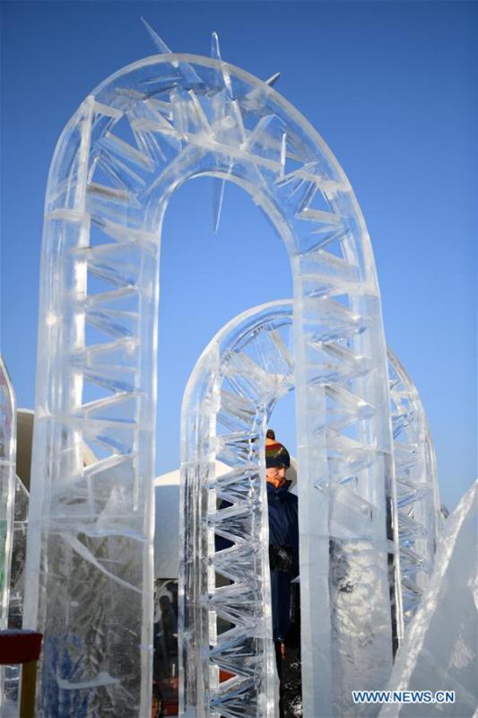 A contestant carves an ice sculpture during an international ice sculpture competition in Harbin, capital of northeast China\'s Heilongjiang Province, Jan. 2, 2019. A total of 16 teams from 12 countries and regions took part in the competition. (Xinhua/Wang Jianwei)