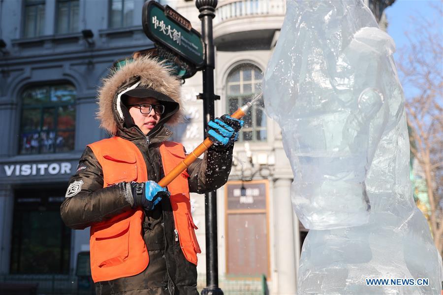 A contestant carves an ice sculpture on the Zhongyang Street during a national college ice sculpture competition in Harbin, capital of northeast China\'s Heilongjiang Province, Jan. 2, 2019. (Xinhua/Cao Jiyang)