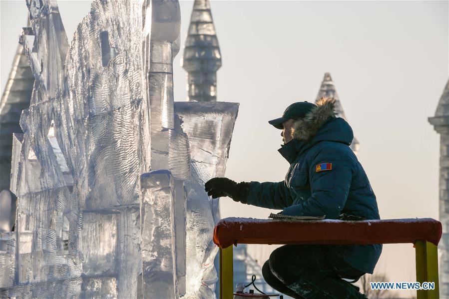 A contestant works on an ice sculpture during an international ice sculpture competition in Harbin, capital of northeast China\'s Heilongjiang Province, Jan. 2, 2019. A total of 16 teams from 12 countries and regions took part in the competition. (Xinhua/Wang Song)