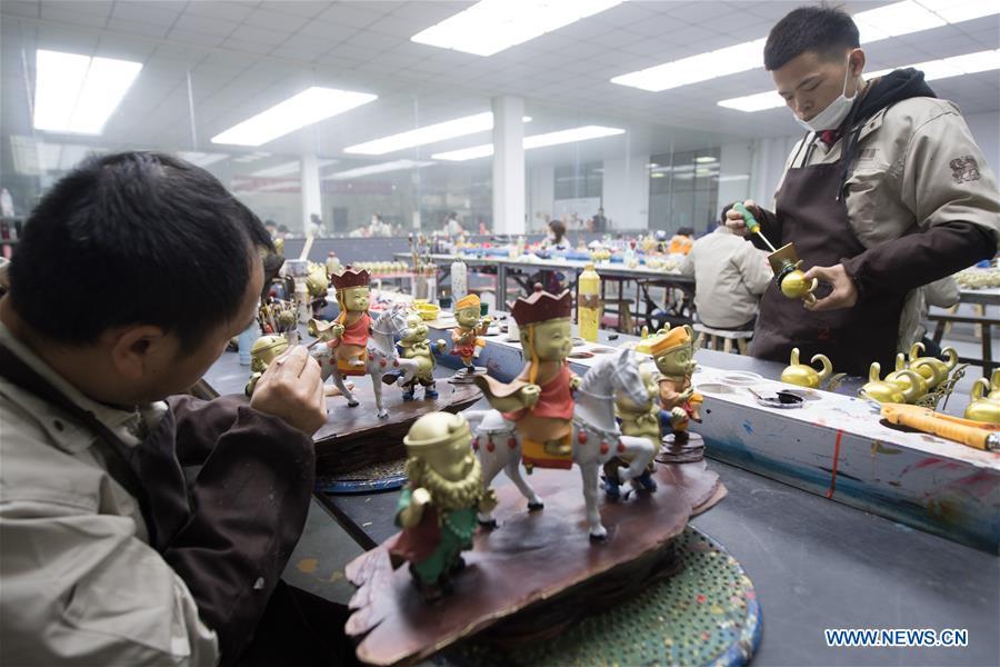 Craftsmen make copper artwork at a factory workshop in Jiande City, east China\'s Zhejiang Province, Jan. 2, 2019. A traditional sanitary ware production company, Tong Shifu, meaning Copper Master, has converted itself into an enterprise that designs and makes copper artwork in collaboration with museum, cartoon firm and artist\'s studio. With the annual output reaching 500 million yuan (about 72.9 million U.S. dollars), the company has succeeded in industrial transformation. (Xinhua/Weng Xinyang)