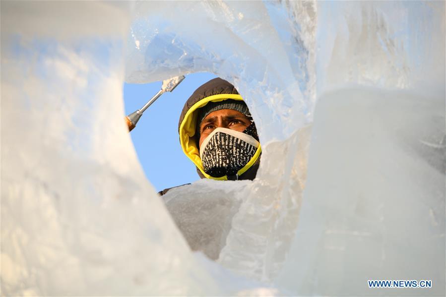 A contestant carves an ice sculpture during an international ice sculpture competition in Harbin, capital of northeast China\'s Heilongjiang Province, Jan. 2, 2019. A total of 16 teams from 12 countries and regions took part in the competition. (Xinhua/Wang Song)