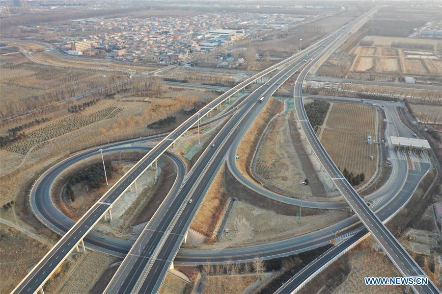 Aerial photo taken on Jan. 1, 2019 shows the Xinglongkou-Yanqing section of Beijing-Chongli Expressway in Beijing, capital of China. After more than three years\' construction work, the 42.2-km-long Xinglongkou-Yanqing section of Beijing-Chongli Expressway linking northwest Beijing\'s Xinglongkou Village in Changping district and Yanqing district opened to traffic on Tuesday. Beijing-Chongli Expressway starts from Beijing and ends at Chongli of north China\'s Hebei Province. It will serve the Beijing International Horticultural Exhibition 2019 and the Beijing 2022 Winter Games, which are to be held in Yanqing and Chongli respectively. (Xinhua/Xing Guangli)