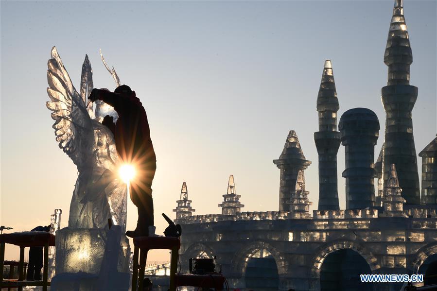 A contestant carves an ice sculpture during an international ice sculpture competition in Harbin, capital of northeast China\'s Heilongjiang Province, Jan. 2, 2019. A total of 16 teams from 12 countries and regions took part in the competition. (Xinhua/Wang Jianwei)