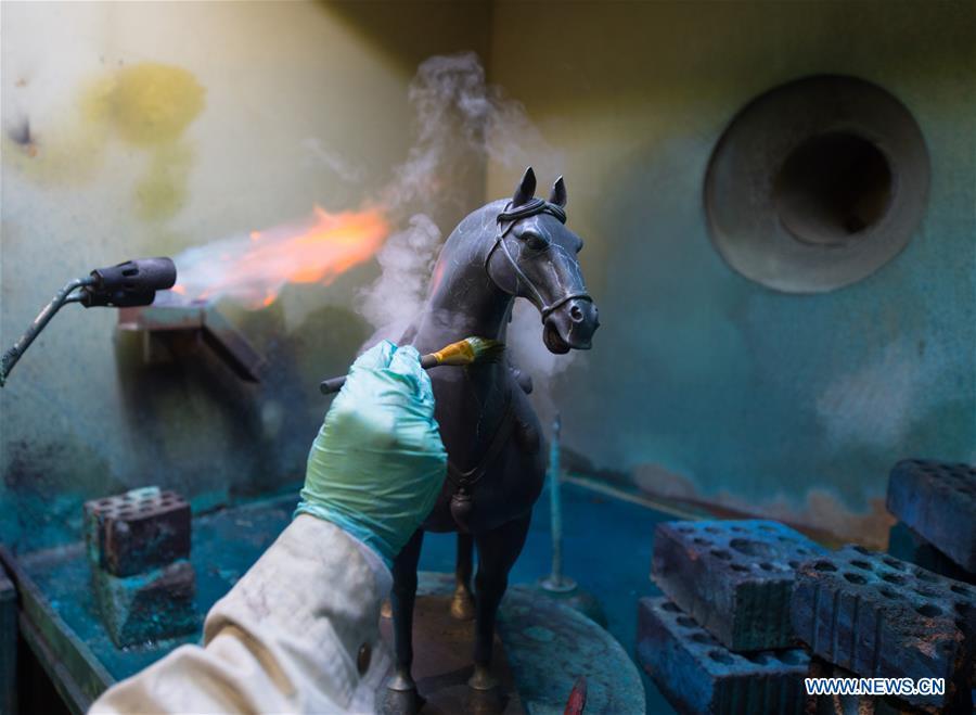 A craftsman makes copper horse at a factory workshop in Jiande City, east China\'s Zhejiang Province, Jan. 2, 2019. A traditional sanitary ware production company, Tong Shifu, meaning Copper Master, has converted itself into an enterprise that designs and makes copper artwork in collaboration with museum, cartoon firm and artist\'s studio. With the annual output reaching 500 million yuan (about 72.9 million U.S. dollars), the company has succeeded in industrial transformation. (Xinhua/Weng Xinyang)