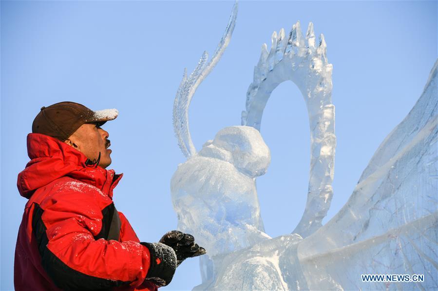 A contestant carves an ice sculpture during an international ice sculpture competition in Harbin, capital of northeast China\'s Heilongjiang Province, Jan. 2, 2019. A total of 16 teams from 12 countries and regions took part in the competition. (Xinhua/Wang Song)