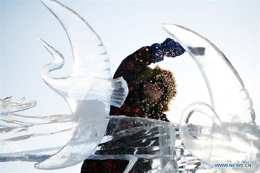 A contestant makes an ice sculpture during an international ice sculpture competition in Harbin, capital of northeast China\'s Heilongjiang Province, Jan. 3, 2019. (Xinhua/Wang Jianwei)