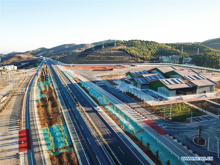 Aerial photo taken on Dec. 20, 2018 shows a part of the Liupanshui-Weining Highway in southwest China\'s Guizhou Province. The Liupanshui-Weining Highway with a highest altitude of 2,260 meters, the highest highway in the province, opened to traffic on Thursday. (Xinhua/He Huan)