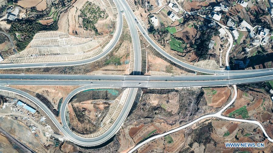 Aerial photo taken on Jan. 3, 2019 shows a part of the Liupanshui-Weining Highway in southwest China\'s Guizhou Province. The Liupanshui-Weining Highway with a highest altitude of 2,260 meters, the highest highway in the province, opened to traffic on Thursday. (Xinhua/Tao Liang)