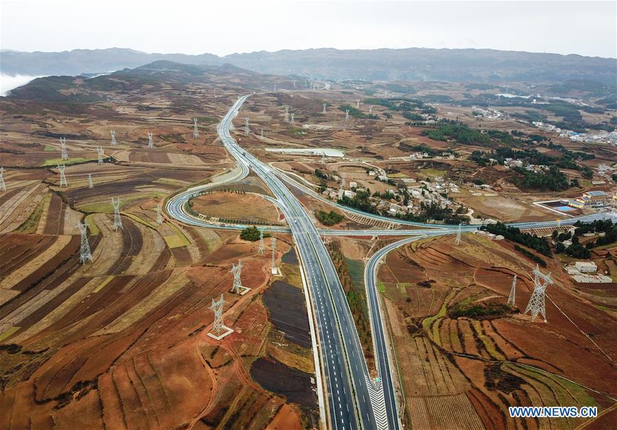 Aerial photo taken on Dec. 19, 2018 shows a part of the Liupanshui-Weining Highway in southwest China\'s Guizhou Province. The Liupanshui-Weining Highway with a highest altitude of 2,260 meters, the highest highway in the province, opened to traffic on Thursday. (Xinhua/He Huan)