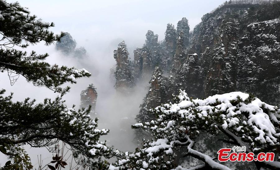 Mountains are snow-covered in Wulingyuan, a scenic and historical site in Central China\'s Hunan Province, Jan. 3, 2019. A UNESCO World Heritage site, it is famous for its quartzite sandstone pillars and peaks along with numerous ravines and gorges. (Photo: China News Service/Wu Yongbing)