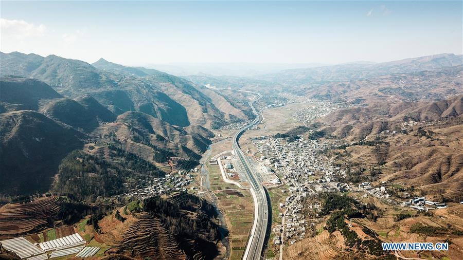 Aerial photo taken on Jan. 3, 2019 shows a part of the Liupanshui-Weining Highway in southwest China\'s Guizhou Province. The Liupanshui-Weining Highway with a highest altitude of 2,260 meters, the highest highway in the province, opened to traffic on Thursday. (Xinhua/Tao Liang)