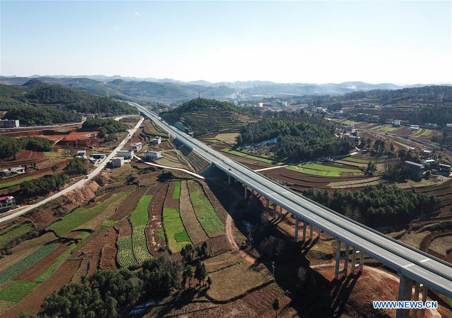 Aerial photo taken on Jan. 3, 2019 shows a part of the Liupanshui-Weining Highway in southwest China\'s Guizhou Province. The Liupanshui-Weining Highway with a highest altitude of 2,260 meters, the highest highway in the province, opened to traffic on Thursday. (Xinhua/He Huan)