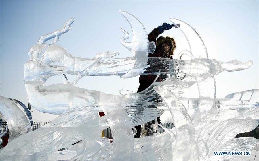 A contestant makes an ice sculpture during an international ice sculpture competition in Harbin, capital of northeast China\'s Heilongjiang Province, Jan. 3, 2019. (Xinhua/Wang Jianwei)