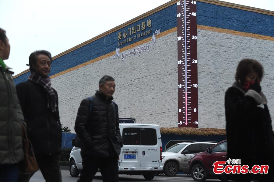 A 11-meter-high outdoor thermometer is put into use at a museum in Chongqing’s Liangjiang New Area, the first national level development area in inland China, Jan. 3, 2019. The LED display shows temperatures real time using data collected from sensors. (Photo: China News Service/Chen Chao)