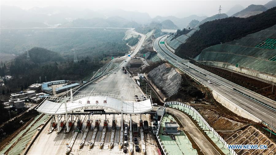 Aerial photo taken on Jan. 3, 2019 shows a toll station on the Liupanshui-Weining Highway in southwest China\'s Guizhou Province. The Liupanshui-Weining Highway with a highest altitude of 2,260 meters, the highest highway in the province, opened to traffic on Thursday. (Xinhua/Tao Liang)